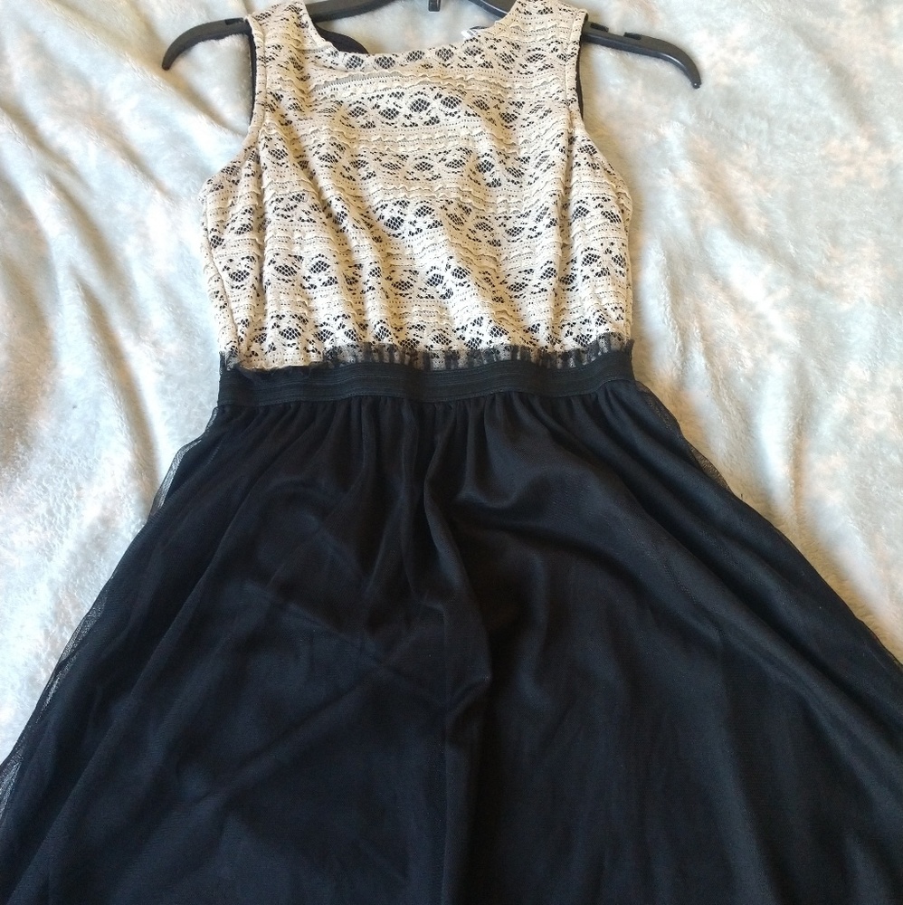 Juniors lace black dress